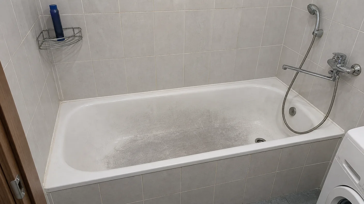 Жёсткая акриловая ванна с матовым участком и заметными царапинами до реставрации